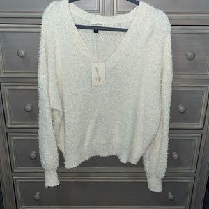 SOLD 🎆 Universal Thread Cream V-Neck Sweater 💗✨